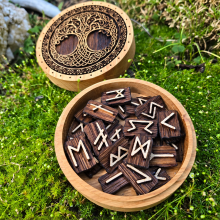 Runes nordiques du Futhark en bois - Coffret Yggdrasil