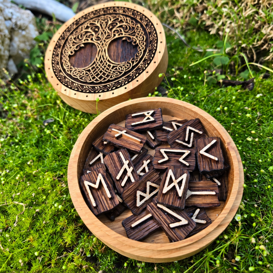 Runes nordiques du Futhark en bois - Coffret Yggdrasil