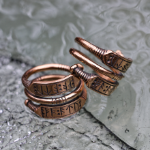Bague en bronze ornée d'une inscription runique viking