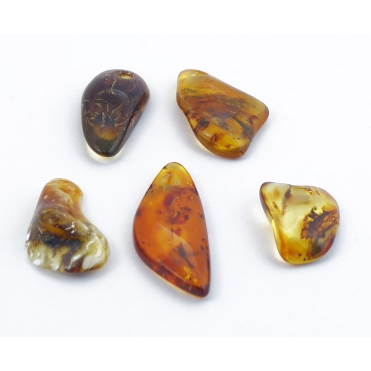 Pendentif ambre - perc&eacute;